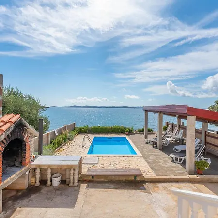 Prázdninový dům 3 Bedroom Lovely In *